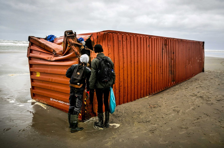 Un des 270 conteneurs perdus par le navire porte-conteneurs MSC Zoe échoué sur les côtes de l'île de Schiermonnikoog, aux Pays-Bas, le 4 janvier 2019. : Remko de Waal:EPA:MaxPPP